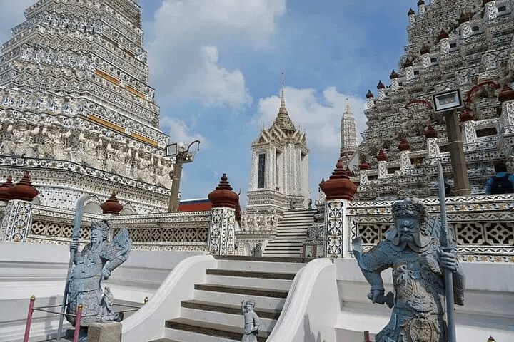 Bangkok's Famous Three Temple Wat Arun, Wat Pho, and Wat Traimit Private City and Cultural Tour — photograph 2