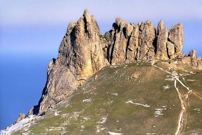 From Baku: Guba, Candy Cane Mountains & Shahdag Resort Tour — photograph 4