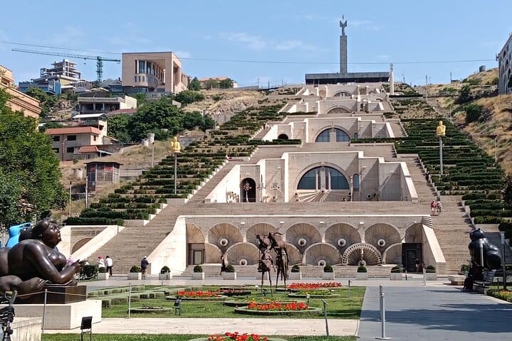 Yerevan: Guided Walking Tour with Vernissage Market Visit