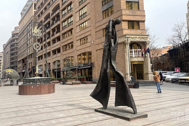 Yerevan: Guided Walking Tour with Vernissage Market Visit