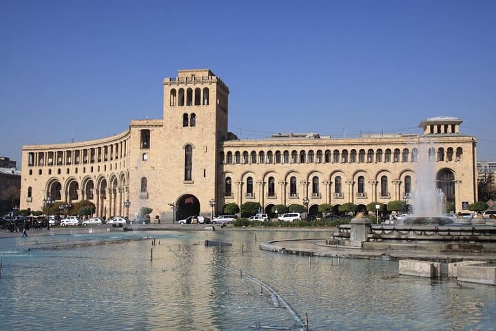 Yerevan: Guided Walking Tour with Vernissage Market Visit